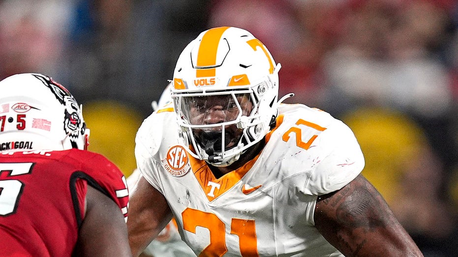 Tennessee player shoves fan storming field to the ground after upset loss to Arkansas thumbnail