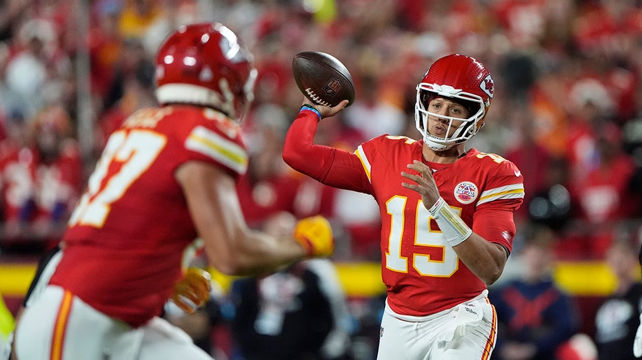 Patrick Mahomes throws for over 300 yards as Chiefs remain unbeaten with win over Saints thumbnail