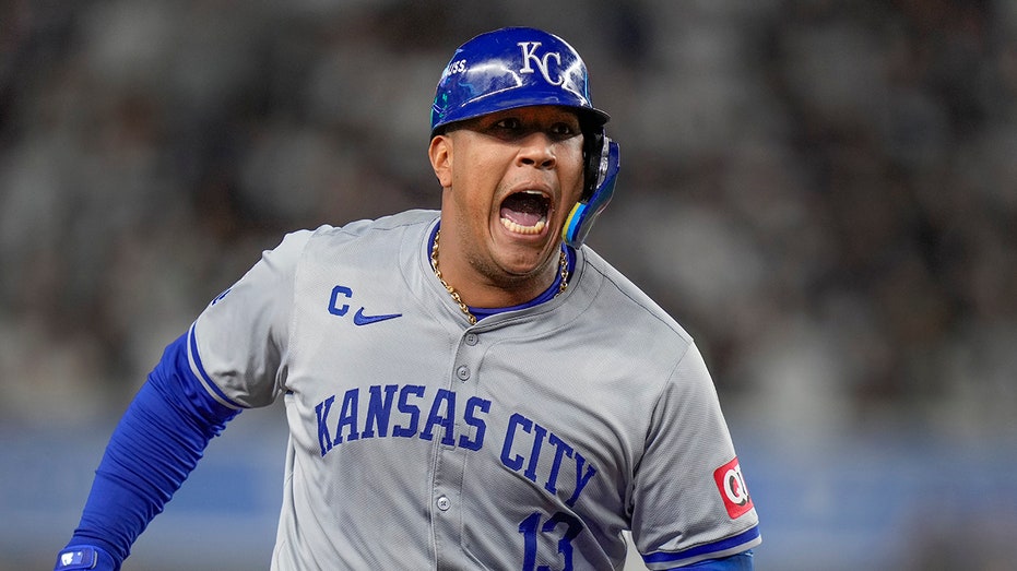 Royals steal ALDS Game 2 on road against Yankees thumbnail