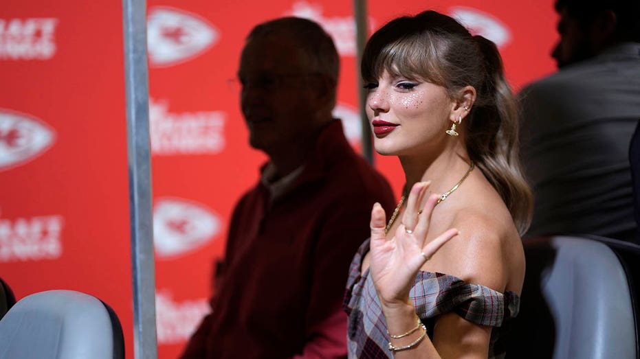 Taylor Swift returns to watch Chiefs take on Saints after missing last 2 games thumbnail