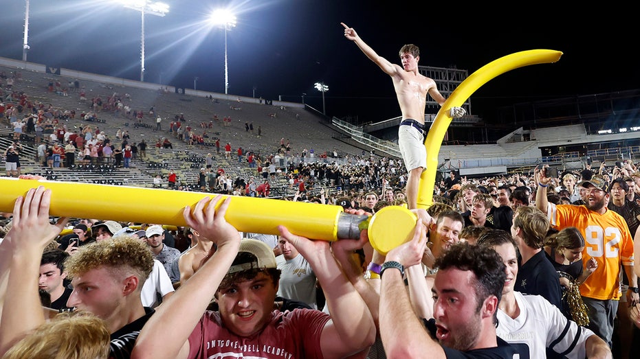 Vanderbilt fans take goalpost throughout Nashville, throw it in Cumberland River after upsetting No. 1 Alabama thumbnail