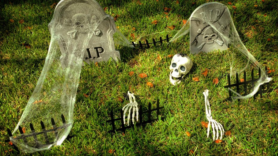 10 must-have Halloween yard decorations that are spooky and fun!