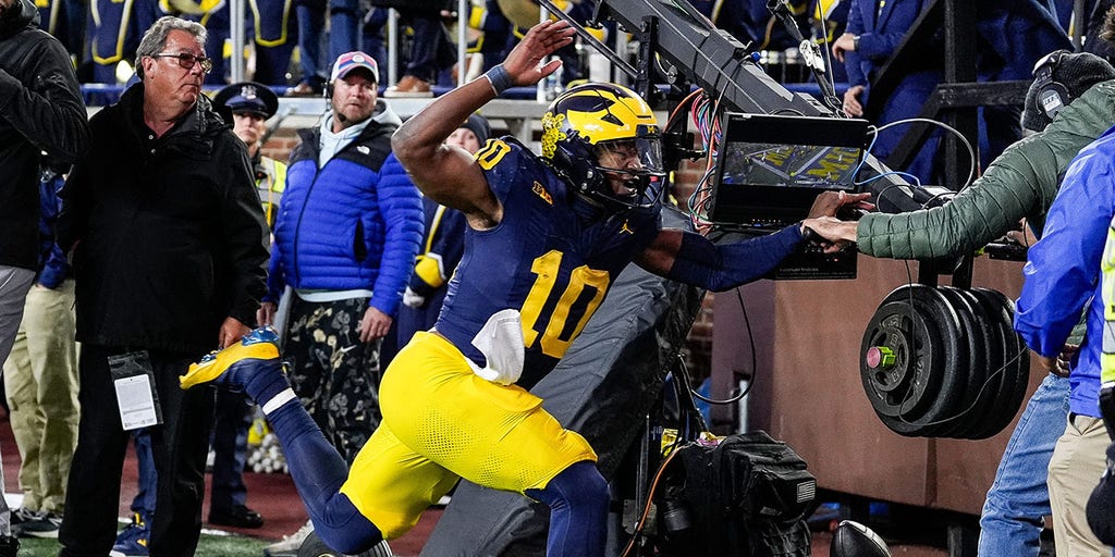 Michigan's trick play fails miserably; backup quarterback gets leveled by television camera