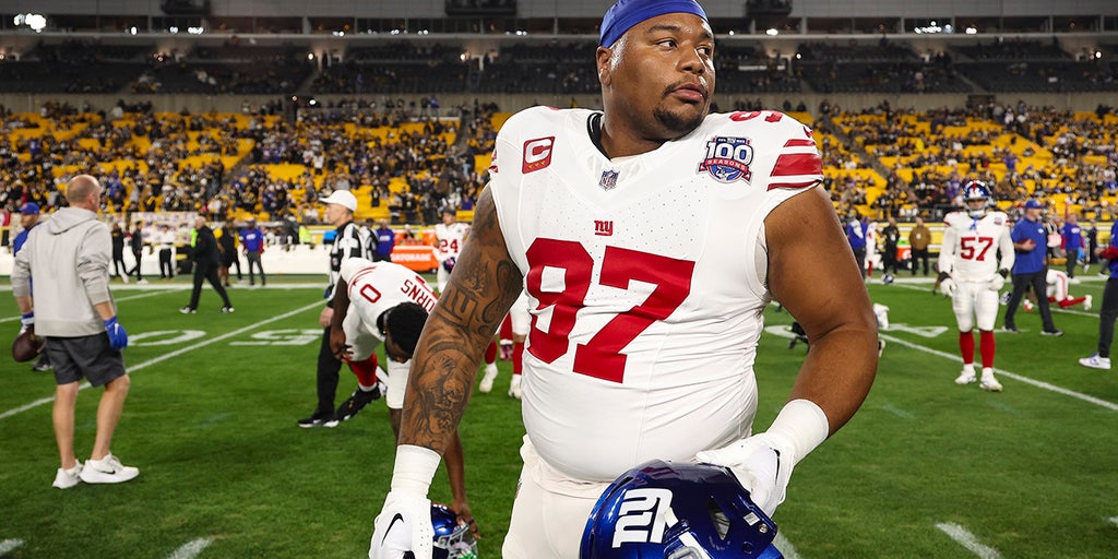 Giants' Dexter Lawrence suffers dislocated elbow as team's miserable season continues