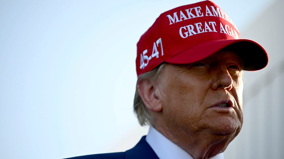 Donald Trump con un sombrero de MAGA en el lanzamiento de la nave estelar