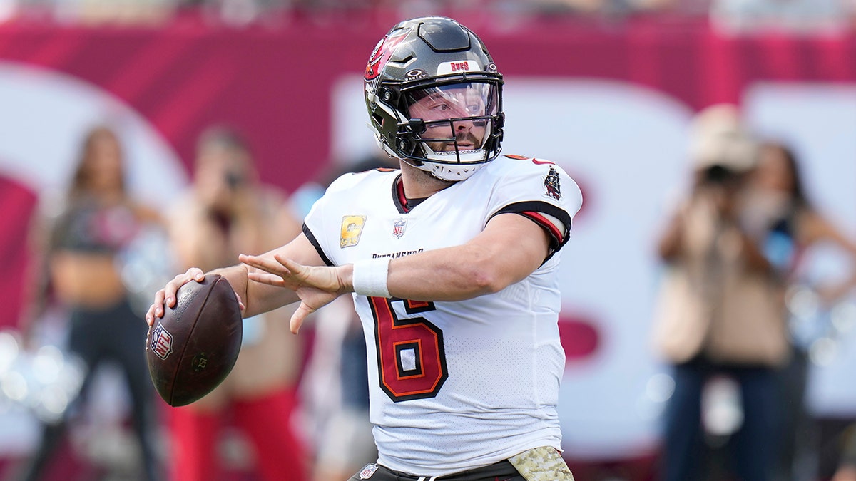 Baker Mayfield throws a pass