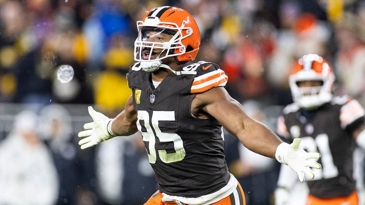 Browns star Myles Garrett requests trade in public statement