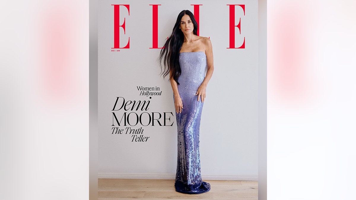 Demi Moore en la portada de la revista Elle con un vestido ombré morado