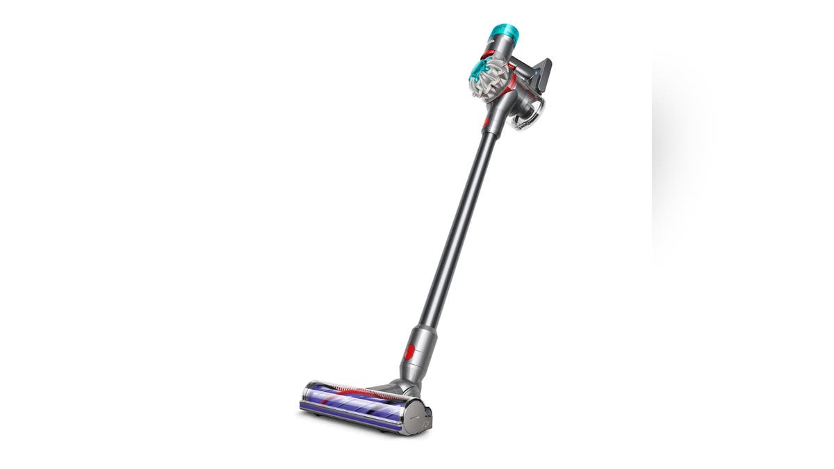 La aspiradora sin cable Dyson V8 Absolute está diseñada con la potencia, versatilidad, herramientas y tiempo de funcionamiento necesarios para limpiar hogares con mascotas.