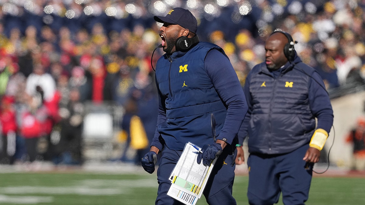 Reaksi pelatih kepala Sherrone Moore dari Michigan Wolverines selama kuarter pertama melawan Ohio State Buckeyes di Stadion Ohio pada 30 November 2024, di Columbus, Ohio. (Foto oleh Jason Mowry/Getty Images)