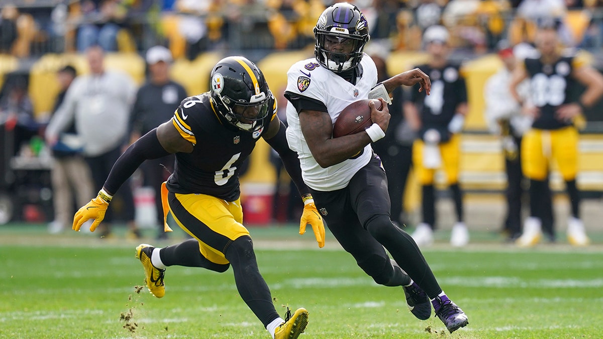 Lamar Jackson avoids the tackle