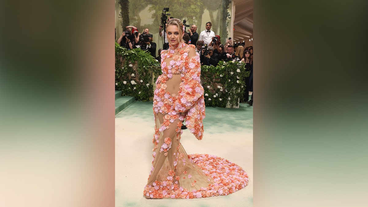 Kelsey Ballerini mengenakan gaun tipis dengan desain bunga di karpet merah Met Gala.