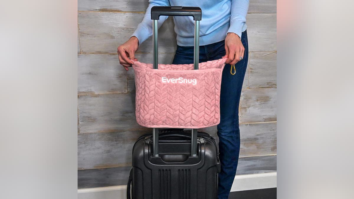 This travel blanket?is sure to keep you warm.