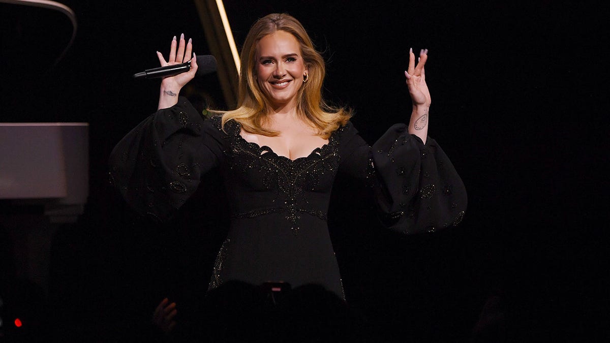 Adele waving to audience