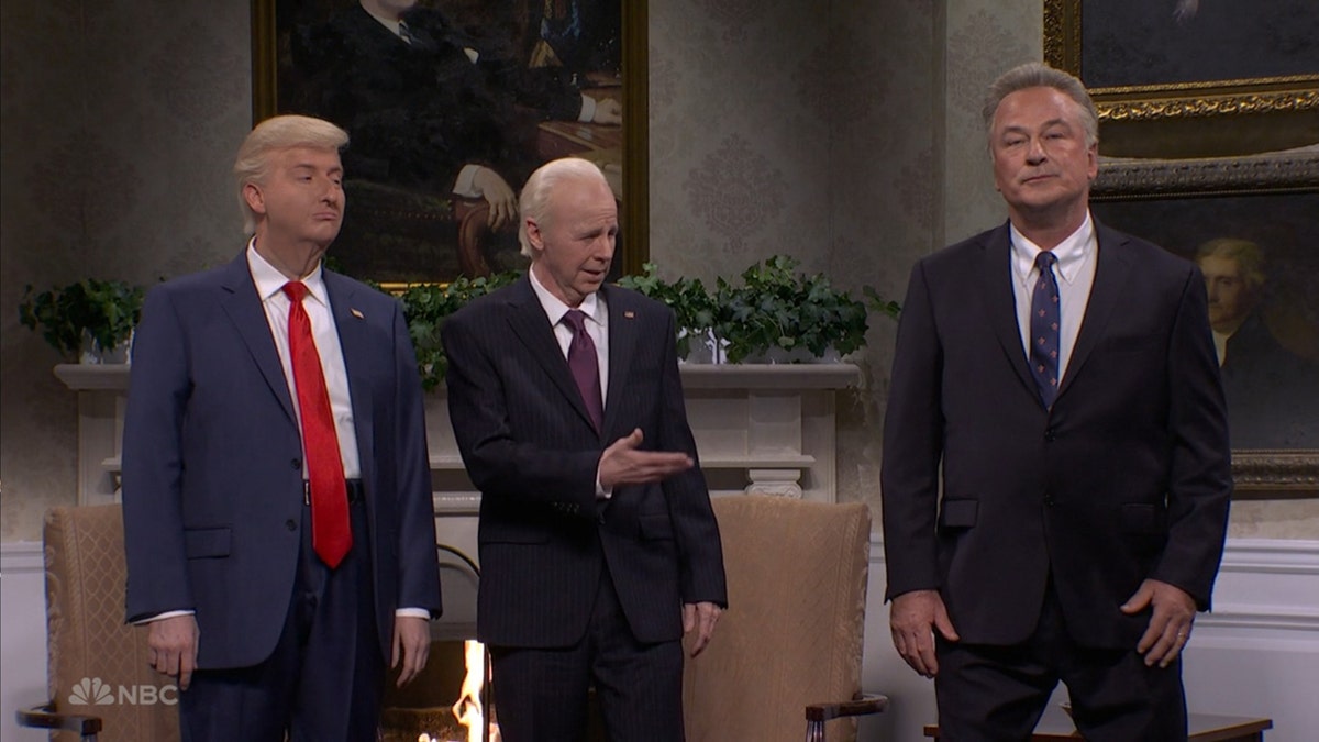 Alec Baldwin sebagai RFK Jr. di Saturday Night Live