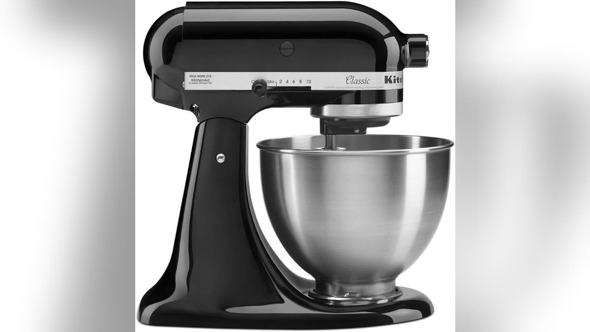 Tingkatkan kualitas kue Anda dengan mixer KitchenAid Classic yang canggih ini.