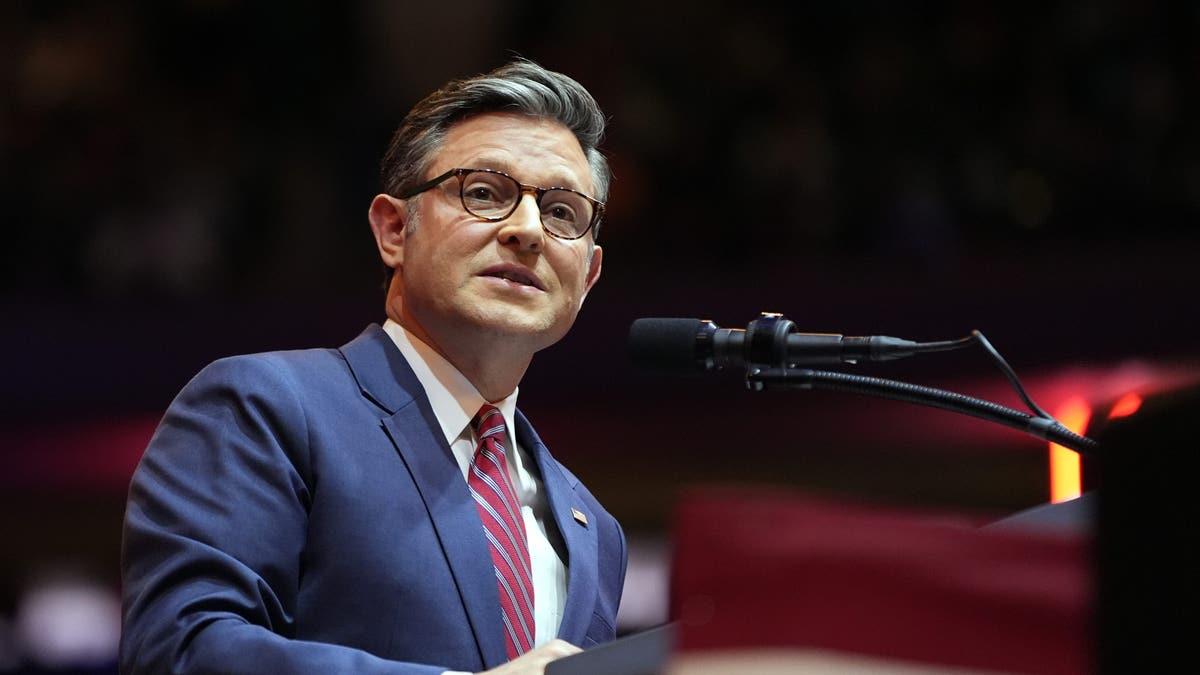 El presidente de la Cámara de Representantes, Mike Johnson, habla ante el candidato presidencial republicano, el ex presidente Donald Trump  , en un mitin de campaña en el Madison Square Garden, el domingo 27 de octubre de 2024, en Nueva York. 