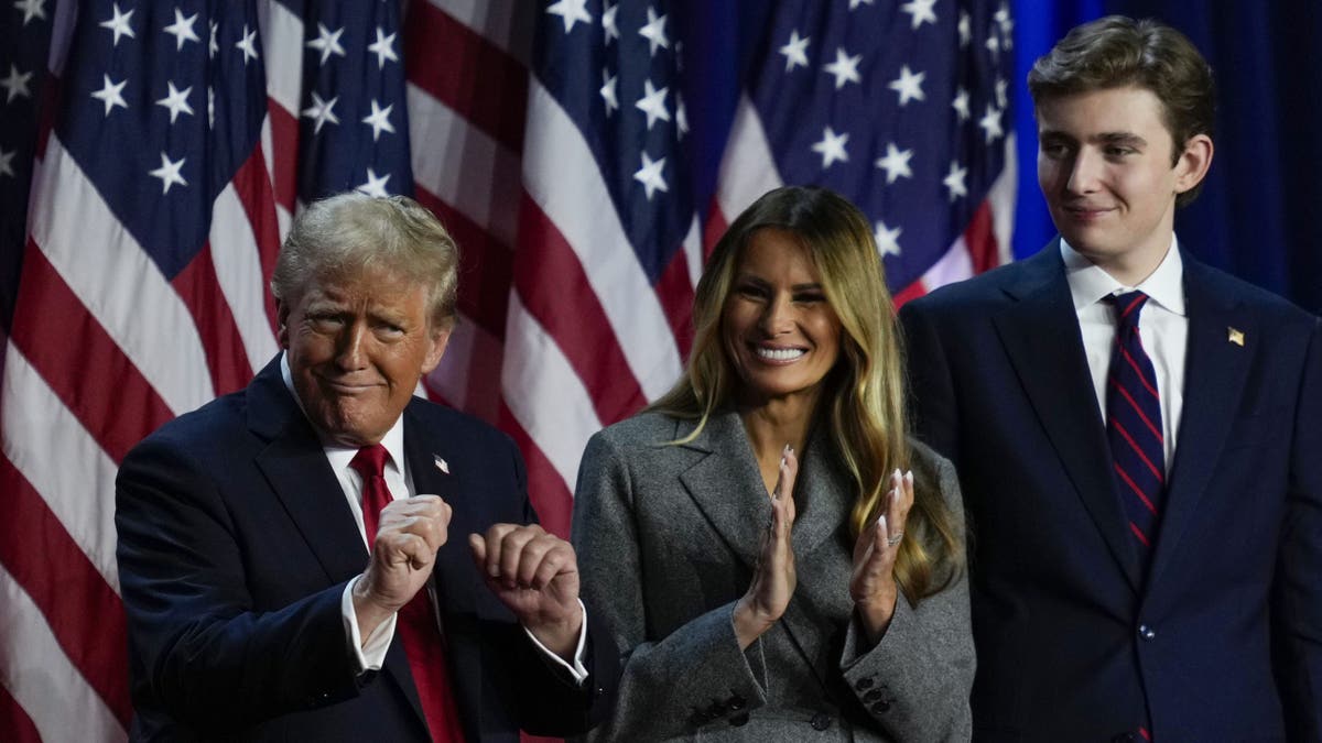 Trump, Melania y Barron en el escenario de Mar-a-Lago