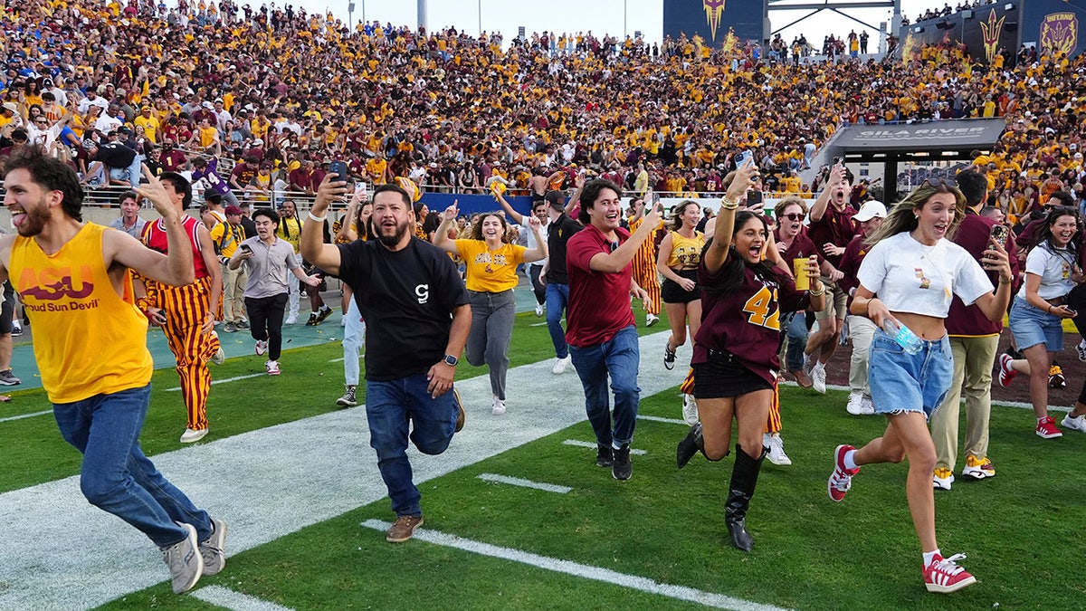 arizona authorities   fans tempest  field