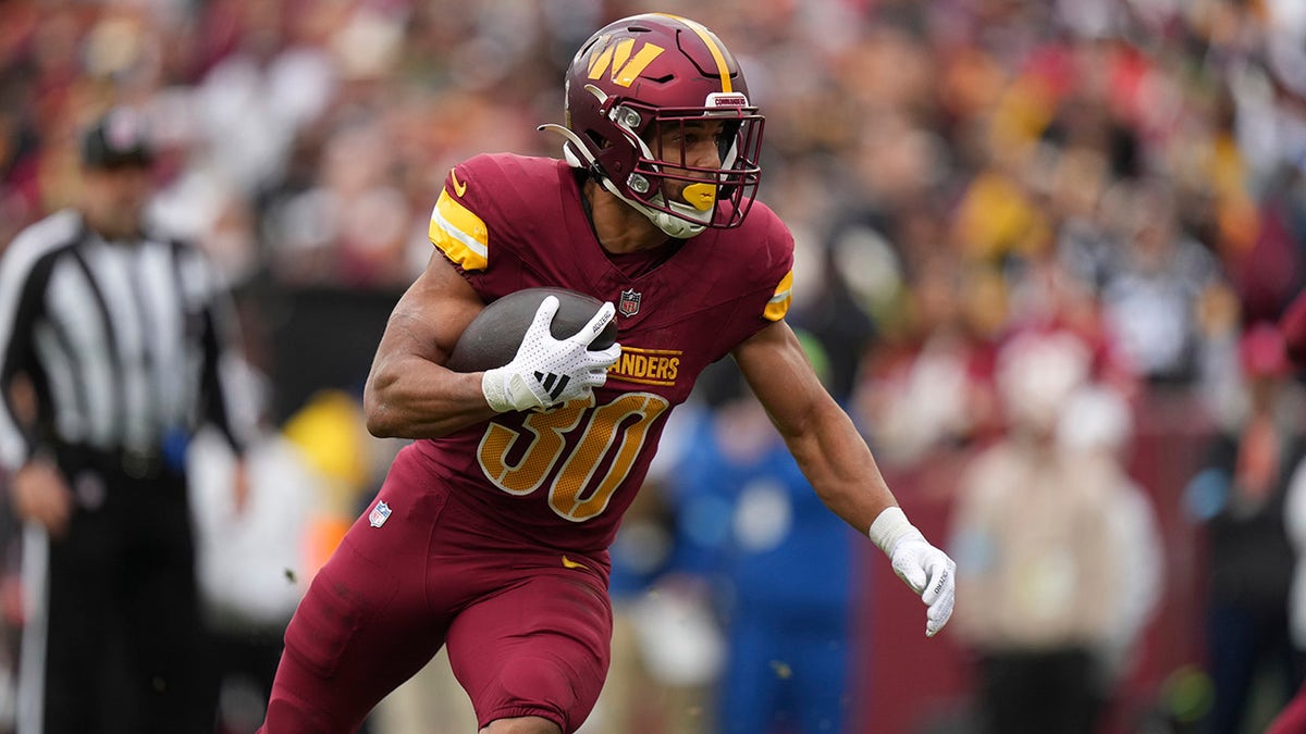 Austin Ekeler rushes for touchdown