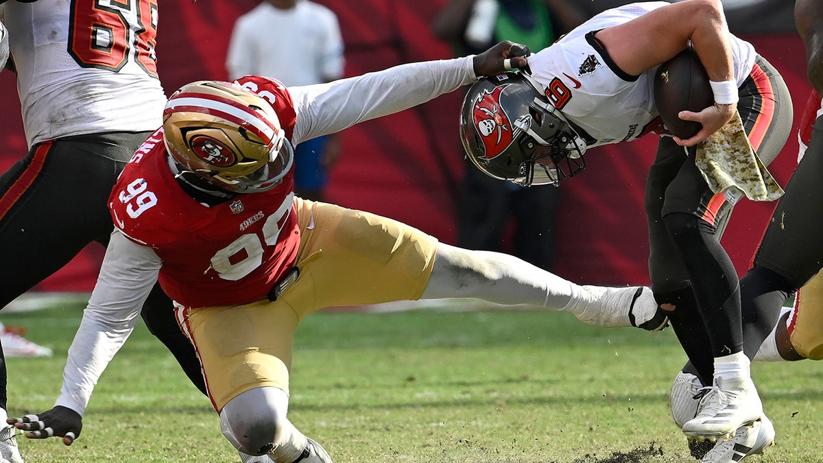 Baker Mayfield avoids the sack