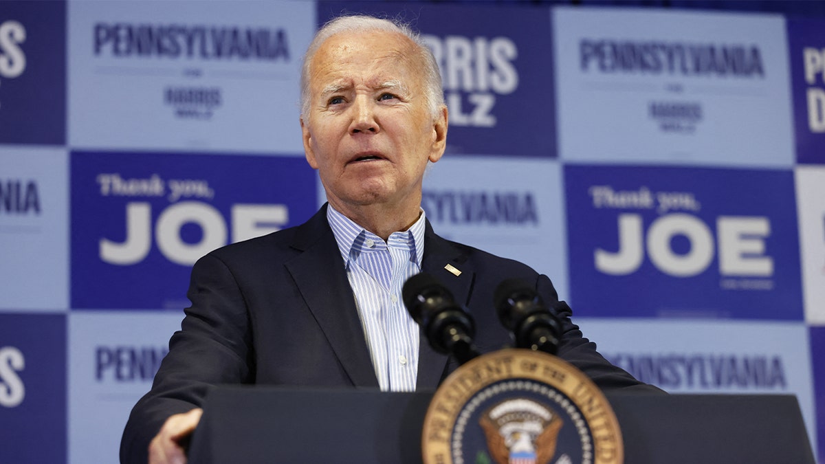 Joe Biden primer plano del atril en un mitin