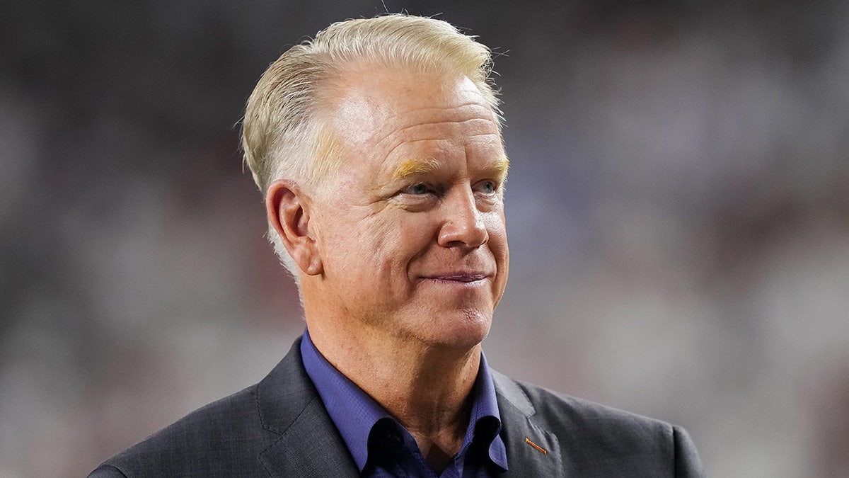 Boomer Esiason astatine  an NFL game