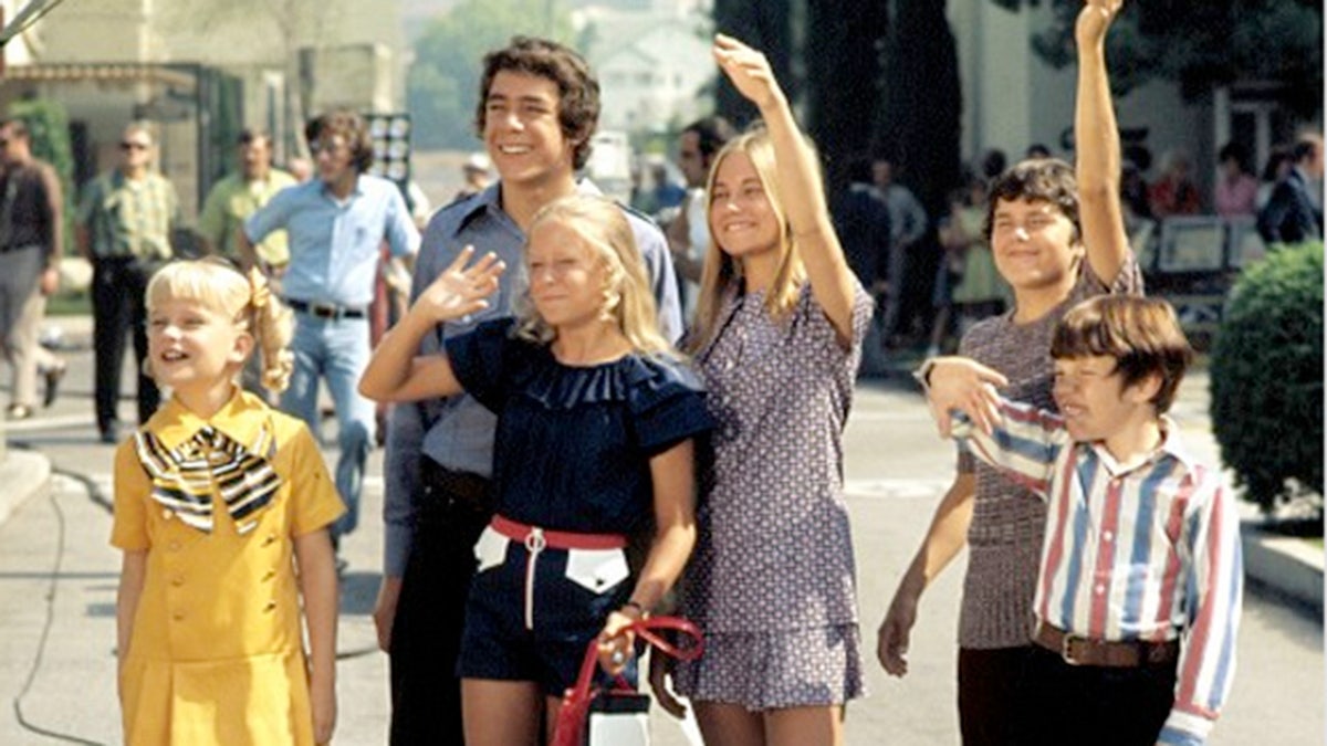 Brady Bunch stars Susan Olsen, Mike Lookinland, Eve Plumb, Christopher Knight, Maureen McCormick, and Barry Williams in a scene from the show