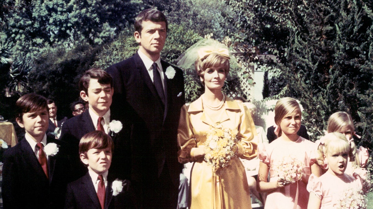 Barry Williams, US actor, Christopher Knight, US actor, Mike Lookinland, US actor, Robert Reed (1932-1992), Florence Henderson, US actress, Maureen McCormick,US actress, Eve Plumb, US actress, and Susan Olsen, US actress, pose in a group portrait at a wedding in a publicity image issued for the US television series, "The Brady Bunch',