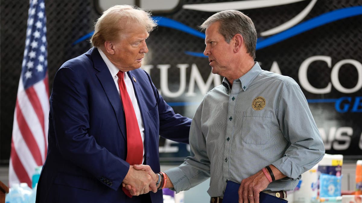 Calon presiden dari Partai Republik mantan Presiden Donald Trump berjabat tangan dengan Gubernur Georgia Brian Kemp setelah berbicara di tempat penampungan bantuan sementara saat dia mengunjungi daerah yang terkena dampak Badai Helene, Jumat, 4 Oktober 2024, di Evans, Ga. (AP Photo/Evan Vucci )