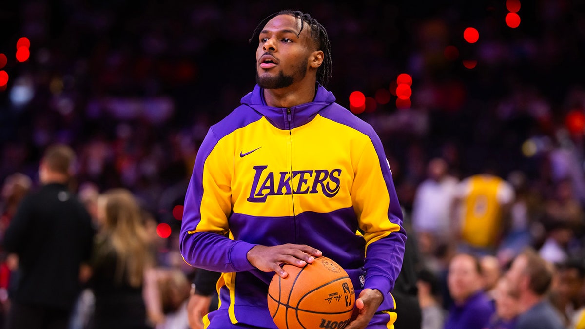 Bronny James (Bronny James) warm up before the Lakers game