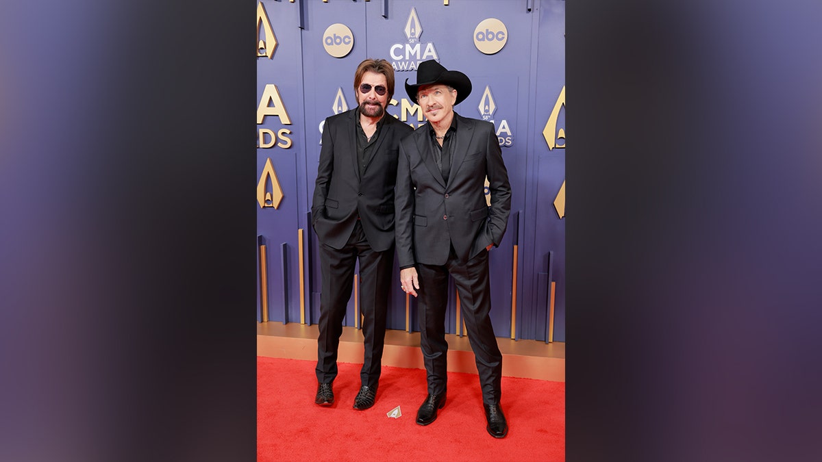 Brooks dan Dunn berjalan bersama di karpet merah CMA Awards 2024.