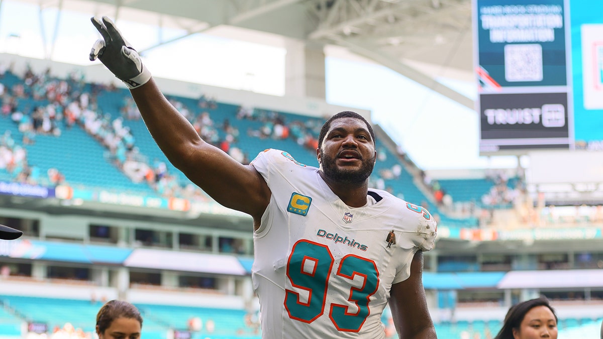 Calais Campbell merayakannya