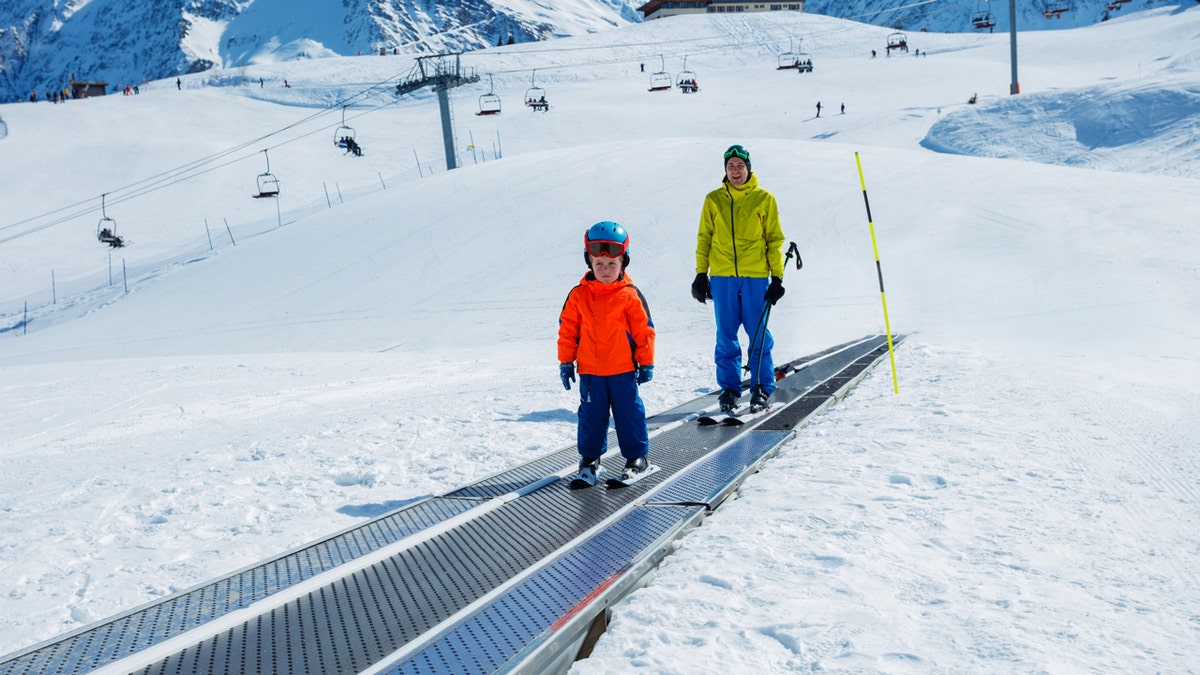 Orang-orang di lift ski karpet