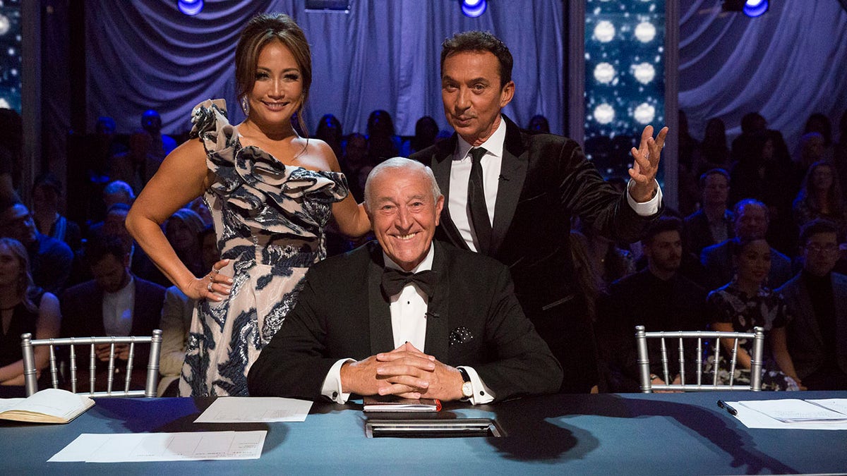 Carrie Ann Inaba, Len Goodman y Bruno Tonioli en la mesa de jueces de Bailando con las estrellas