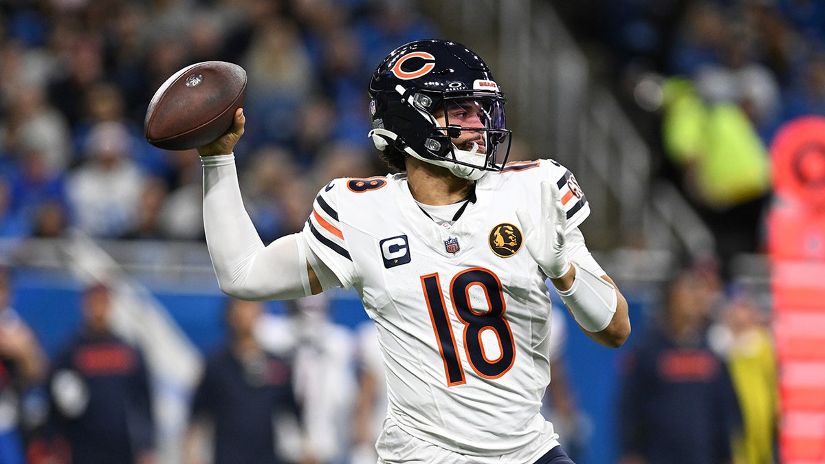 Chicago Bears quarterback Caleb Williams throws ball