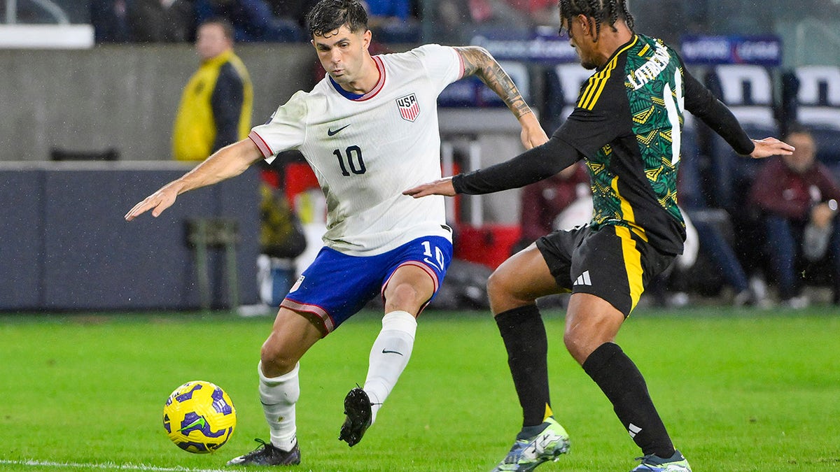 Christian Pulisic mendapatkan bola