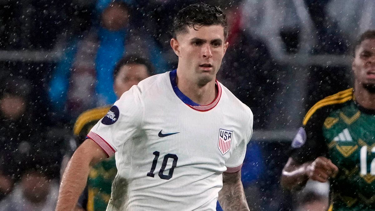 Christian Pulisic menggiring bola