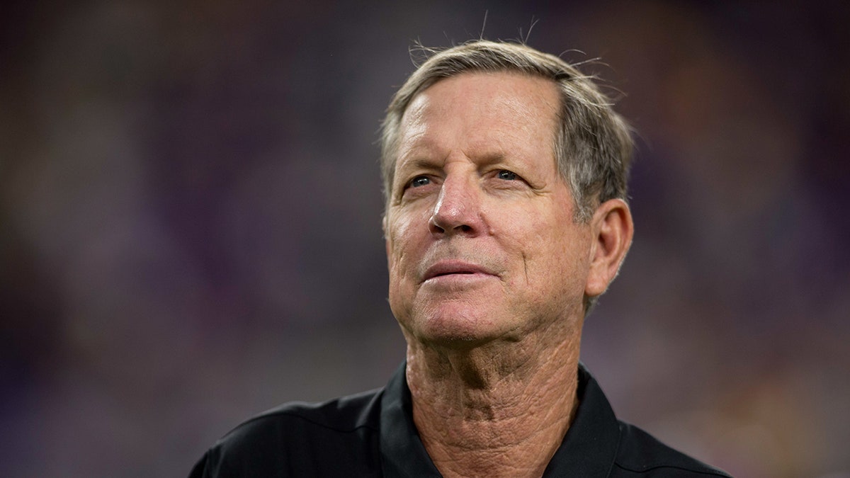 Norv Turner habla antes de un partido