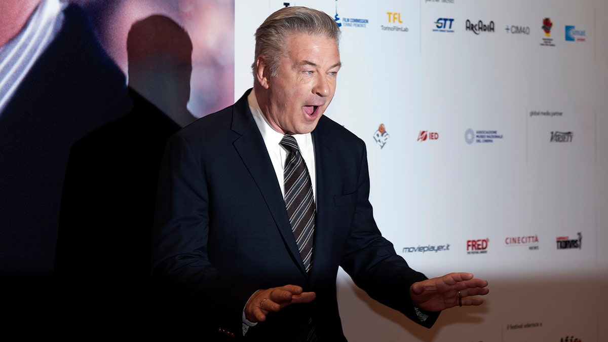 Alec Baldwin en la alfombra del Festival de Cine de Turín con la boca entreabierta parece emocionado 