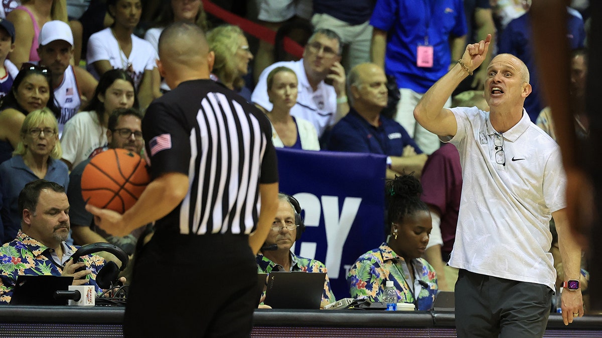 Dan Hurley berteriak pada wasit