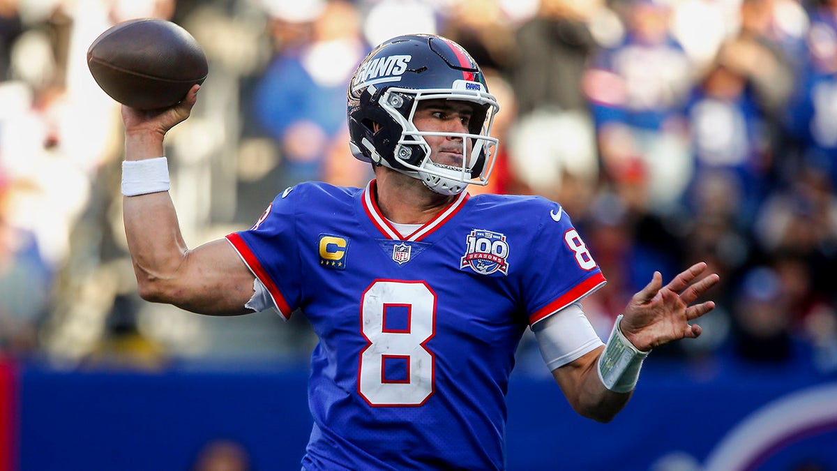 Daniel Jones bids farewell to Giants, shoulders blame for team's ...