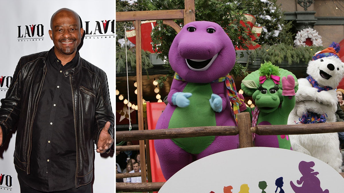 David Joyner al lado de una foto de los personajes de Barney en una carroza de desfile