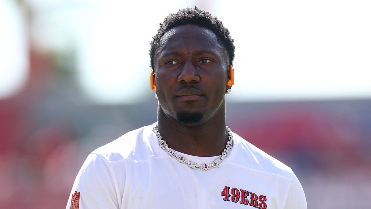 Deebo Samuel warms up for game