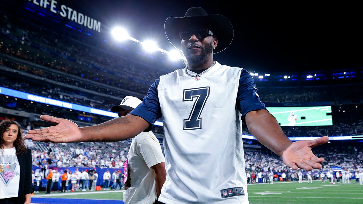 El ex jugador de los Dallas Cowboys, Dez Bryant, se ve antes de un partido contra los Gigantes de Nueva York en el MetLife Stadium.