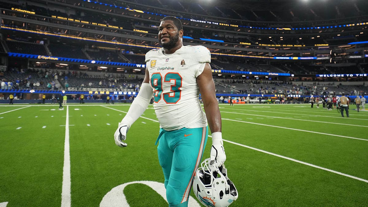 Calais Campbell berjalan di lapangan