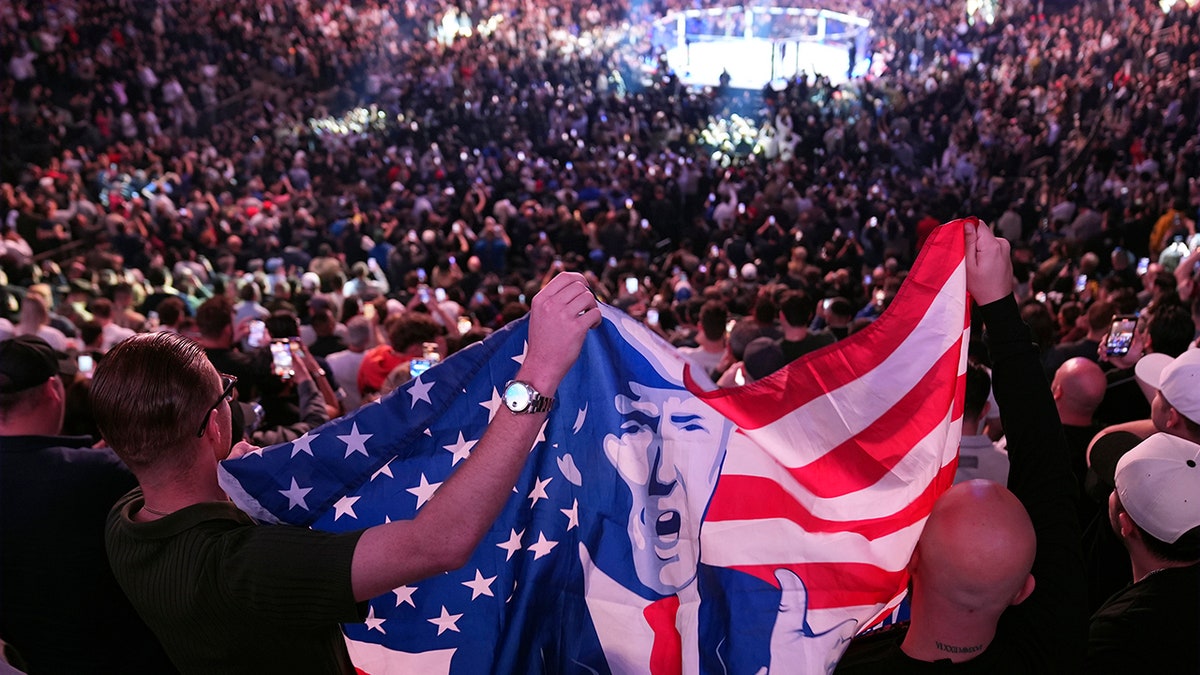 Penggemar Trump di UFC 309