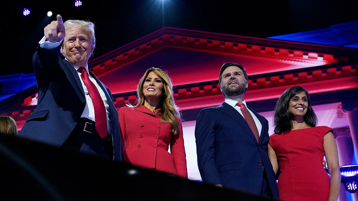 El candidato republicano a la presidencia y ex presidente Donald Trump es acompañado en el escenario por su esposa Melania y el candidato republicano a la vicepresidencia J.D. Vance y su esposa Usha Chilukuri Vance, tras terminar de pronunciar su discurso de aceptación.