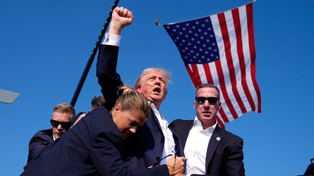 Donald Trump is surrounded by secret US services in the campaign meeting in Butler