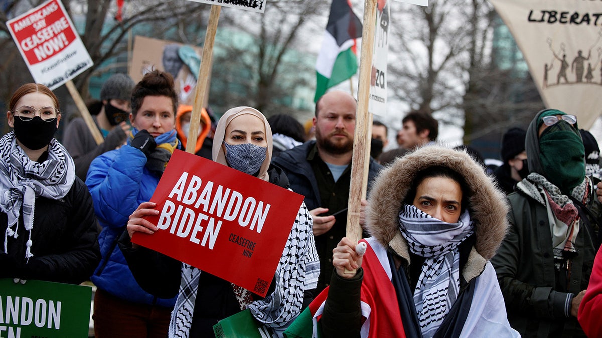 Manifestantes piden un alto el fuego en Gaza ante un local del sindicato UAW durante una visita del Presidente Joe Biden